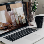 Van den Bogaard Website Laptop Kaffee Büro